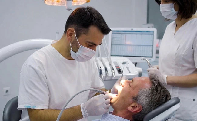 An Arlington Family Dental Care treats a patient's teeth